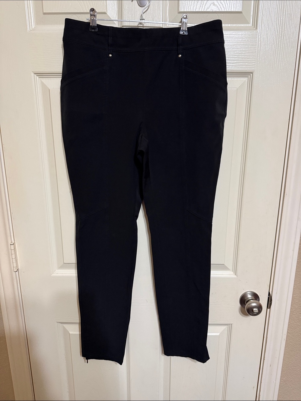 Slim Ponte Pull-On Skinny Pants in Black